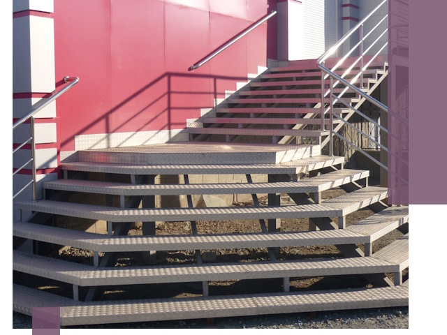 Лестницы для магазина в Саратове — изготовление и монтаж