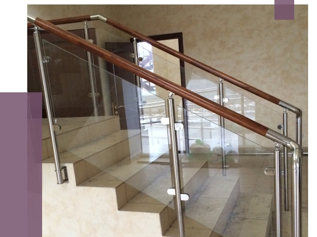 Комбинированные перила из металла и дерева в Саратове